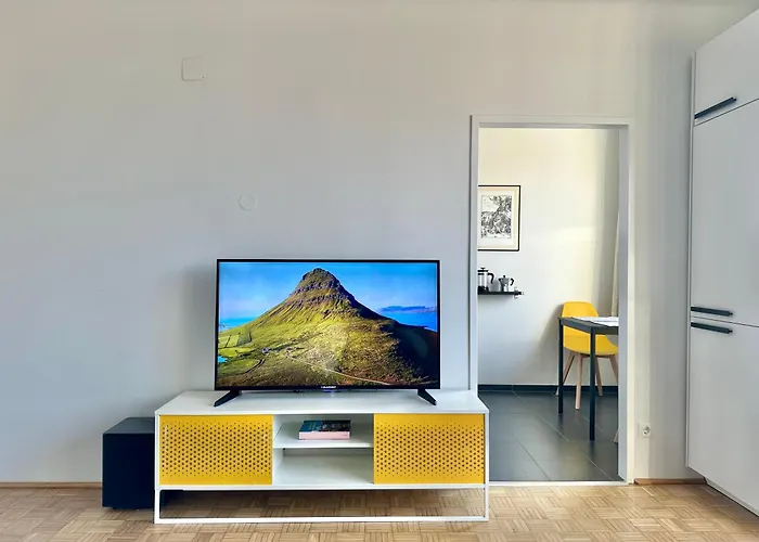 Bright Design 3 Mins From Naschmarkt & U4 *